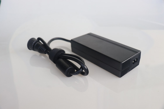 24v Desktoptype EN61558 van de machtsadapter Goedkeuring voor venster-Schoonmakende Machine wordt gebruikt die